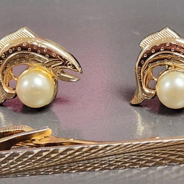 Cufflinks and Tie Bars That Complete Formal Attire